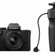 La Lumix G100 se vende con un trípode electrónico.